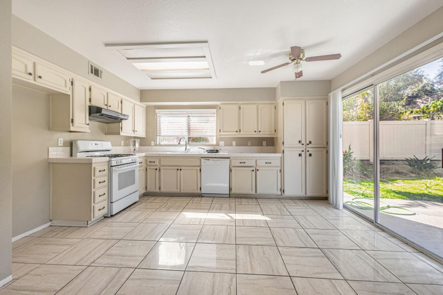 31748 Corte Avalos Temecula, CA 92592 - Photo 7 of 18