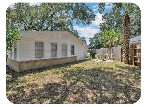 a view of a house with backyard