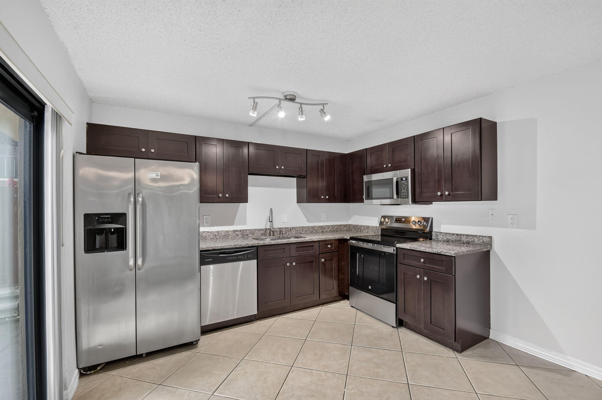 744 Springdale Circle Palm Springs, FL 33461 - Photo 17 of 40 20-web-or-mls-DSC_4061