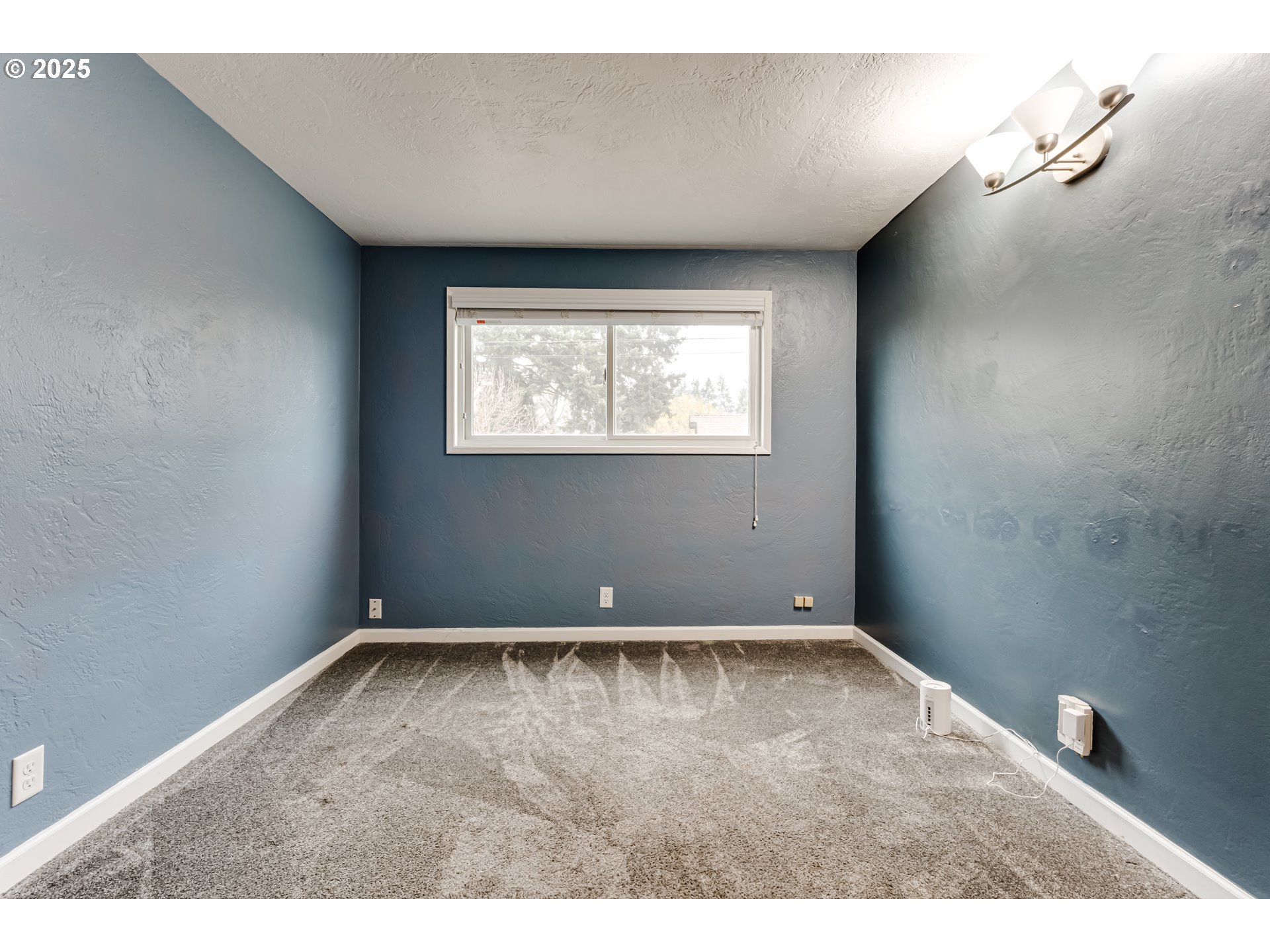 2230 Viewmont Avenue Springfield, OR 97477 - Photo 25 of 40 a view of an empty room with wooden floor and window