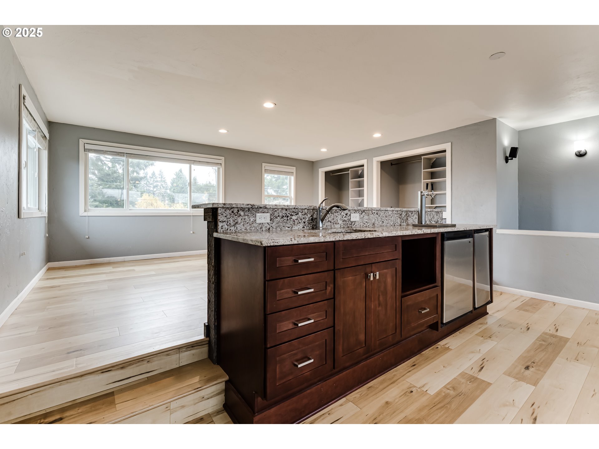 2230 Viewmont Avenue Springfield, OR 97477 - Photo 30 of 40 a bathroom with a granite countertop sink mirror and bathtub