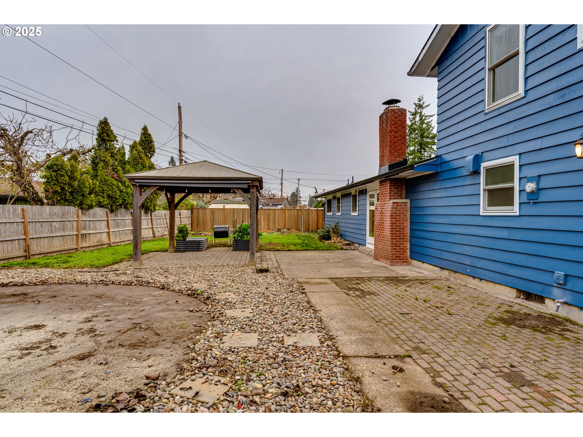 2230 Viewmont Avenue Springfield, OR 97477 - Photo 34 of 40 a front view of a house with garden