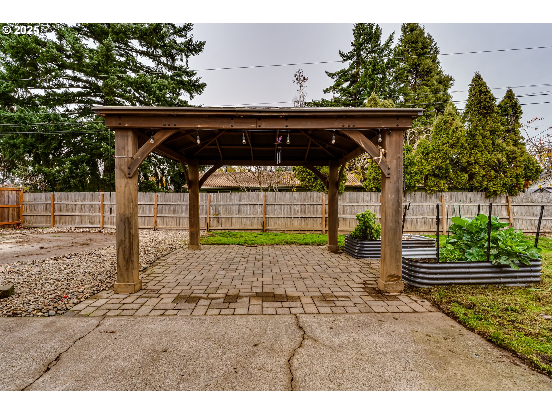2230 Viewmont Avenue Springfield, OR 97477 - Photo 36 of 40 a front view of a house with garden