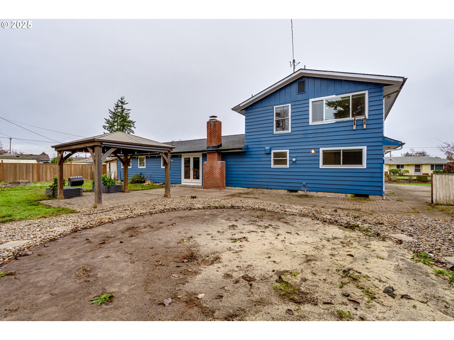 2230 Viewmont Avenue Springfield, OR 97477 - Photo 37 of 40 a front view of a house with a yard