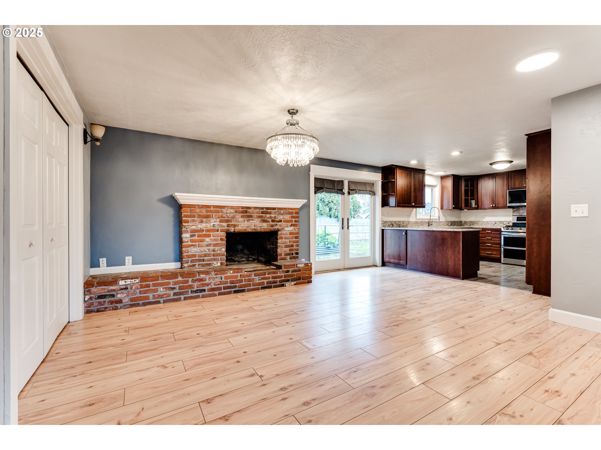 2230 Viewmont Avenue Springfield, OR 97477 - Photo 8 of 40 a view of empty room with a fireplace and window