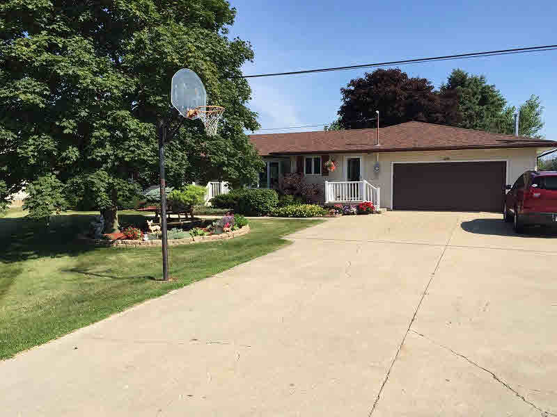 1737 East Parish Road Kawkawlin, MI 48631 - Photo 1 of 15