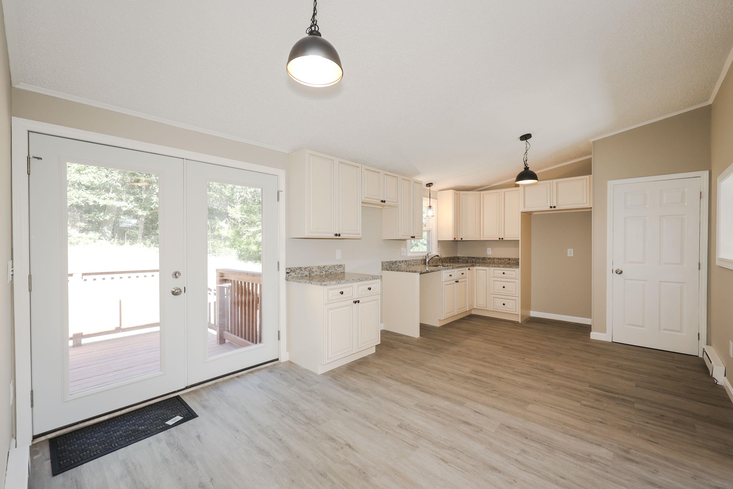 214 Hampstead Road Derry, NH 03038 - Photo 2 of 29