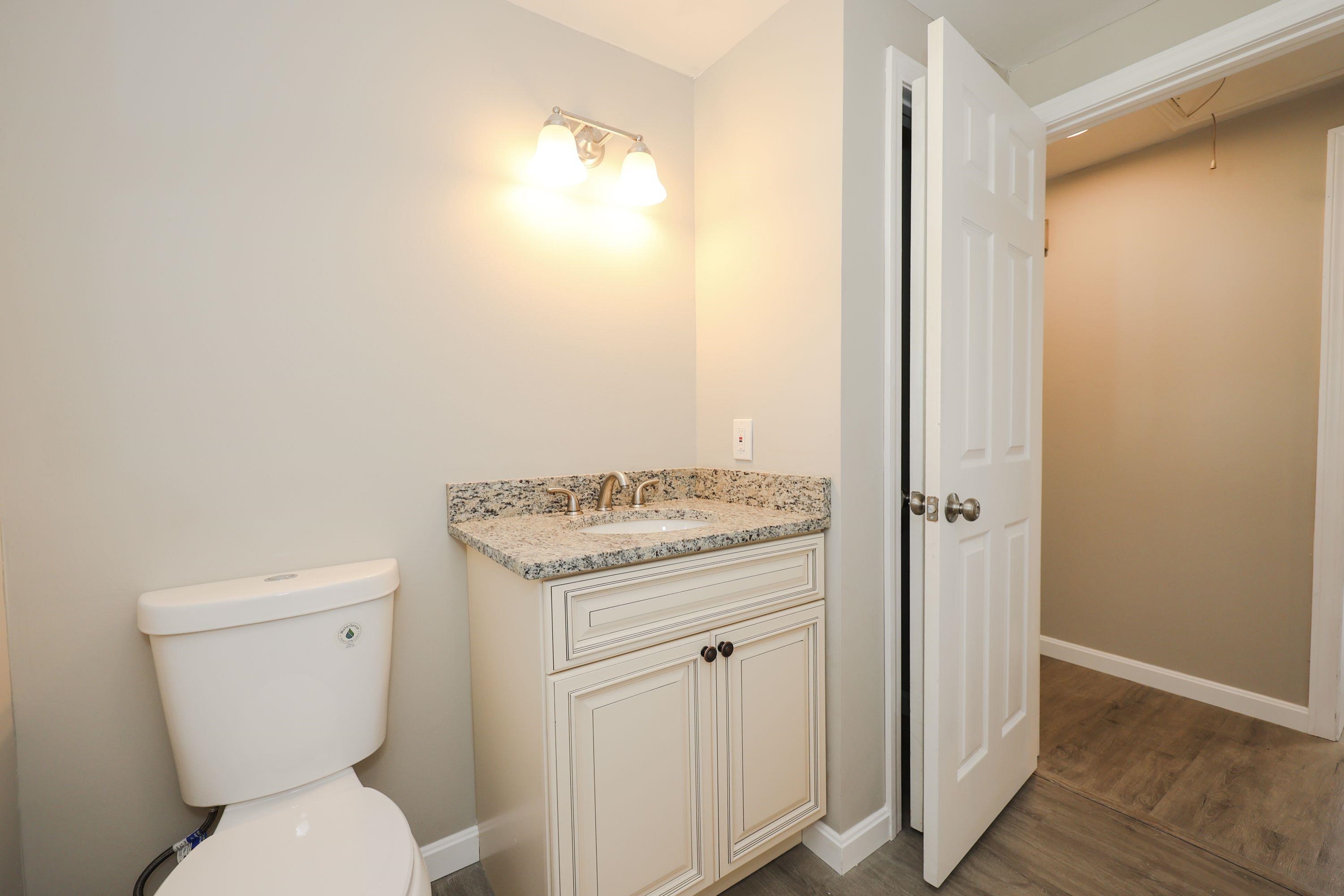 214 Hampstead Road Derry, NH 03038 - Photo 4 of 29