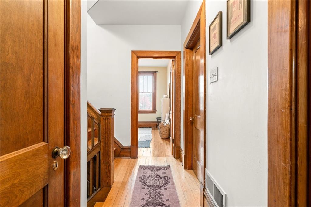 303 Kearsarge Street Pittsburgh, PA 15211 - Photo 19 of 50 a very nice looking room with a large window