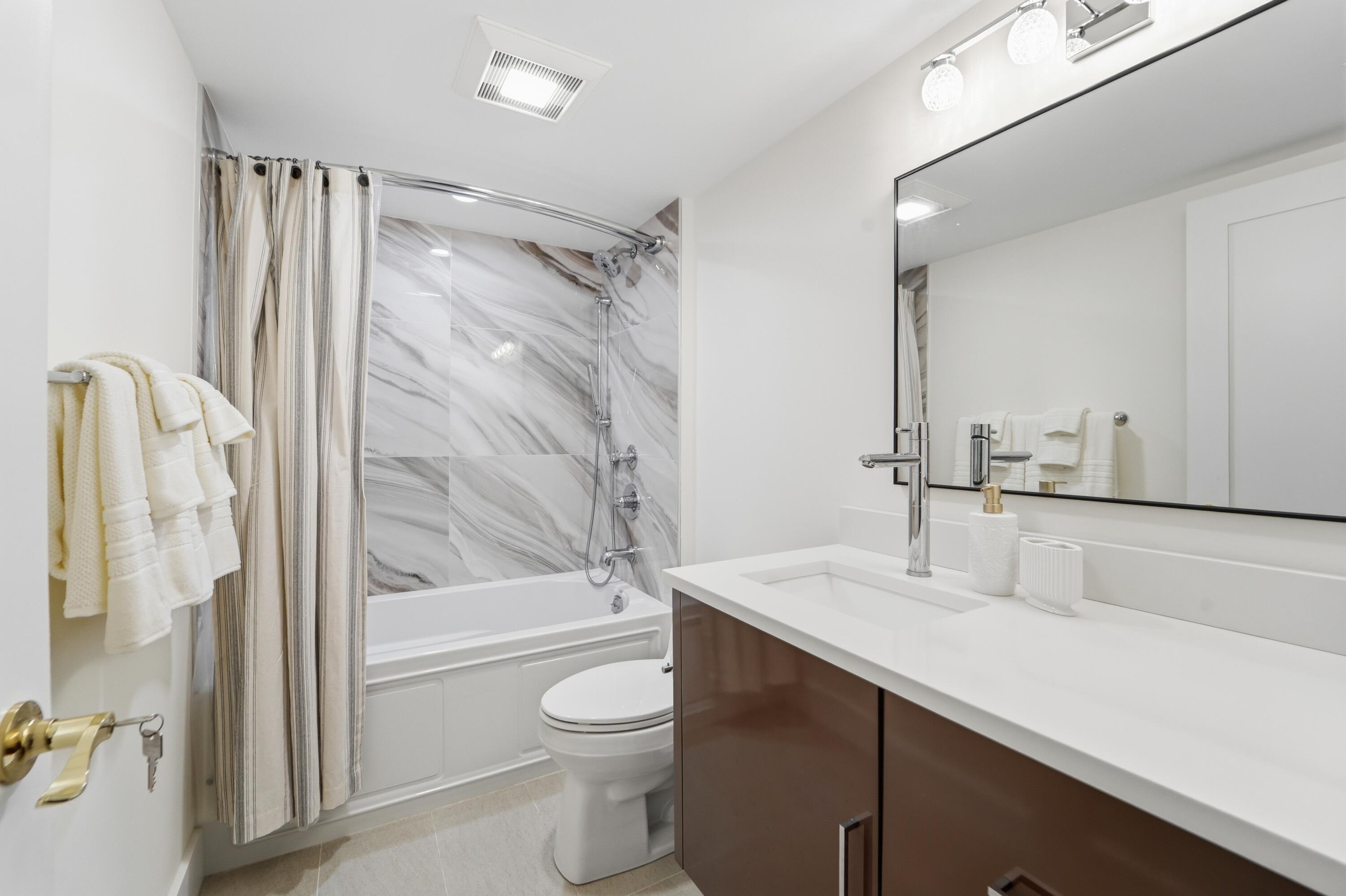 2501 Marina Isle Way, Unit 203 Jupiter, FL 33477 - Photo 34 of 67 Guest Bath