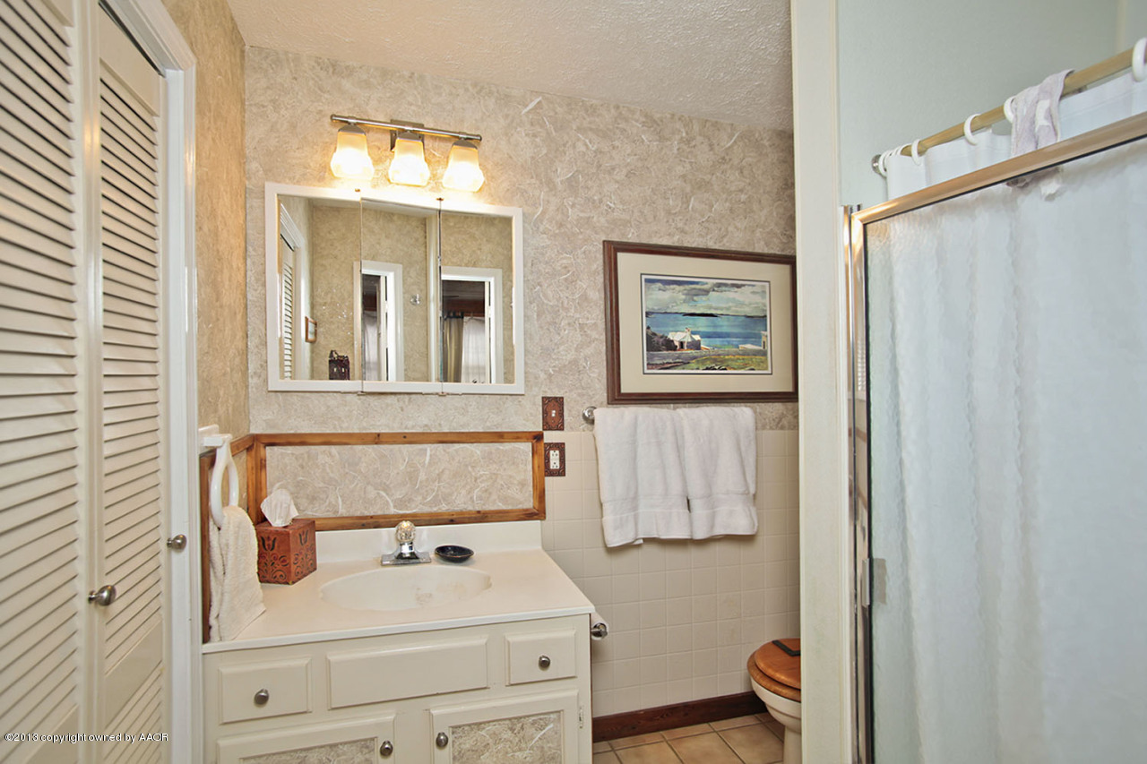 4604 South Lamar Street Amarillo, TX 79110 - Photo 8 of 18 Master 3/4 bath