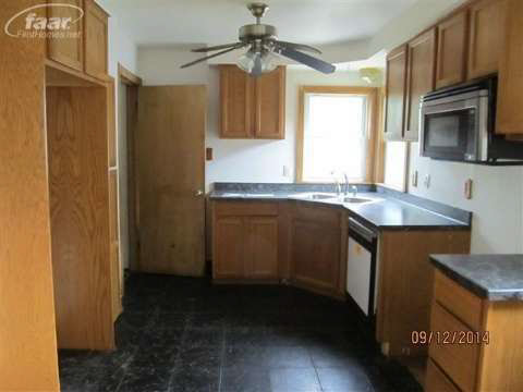 1282 Coldwater Road Flint, MI 48505 - Photo 10 of 20 20421463-9.JPG