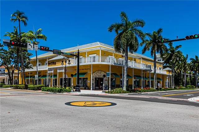 $359,900 | 3972 Bishopwood Court East, Unit 2203, Naples, FL 34114