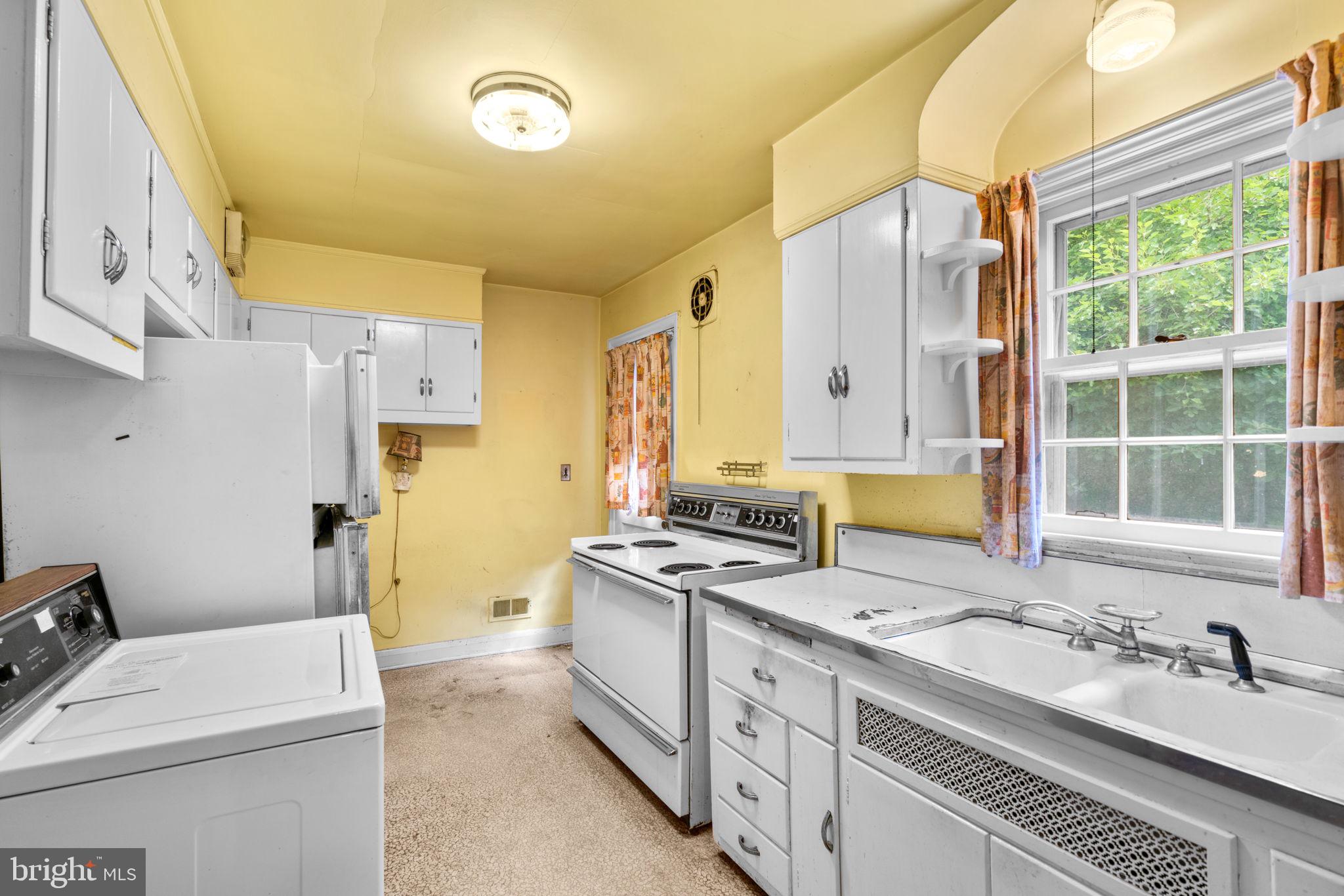 6824 Campfield Road Gwynn Oak, MD 21207 - Photo 9 of 40 Kitchen