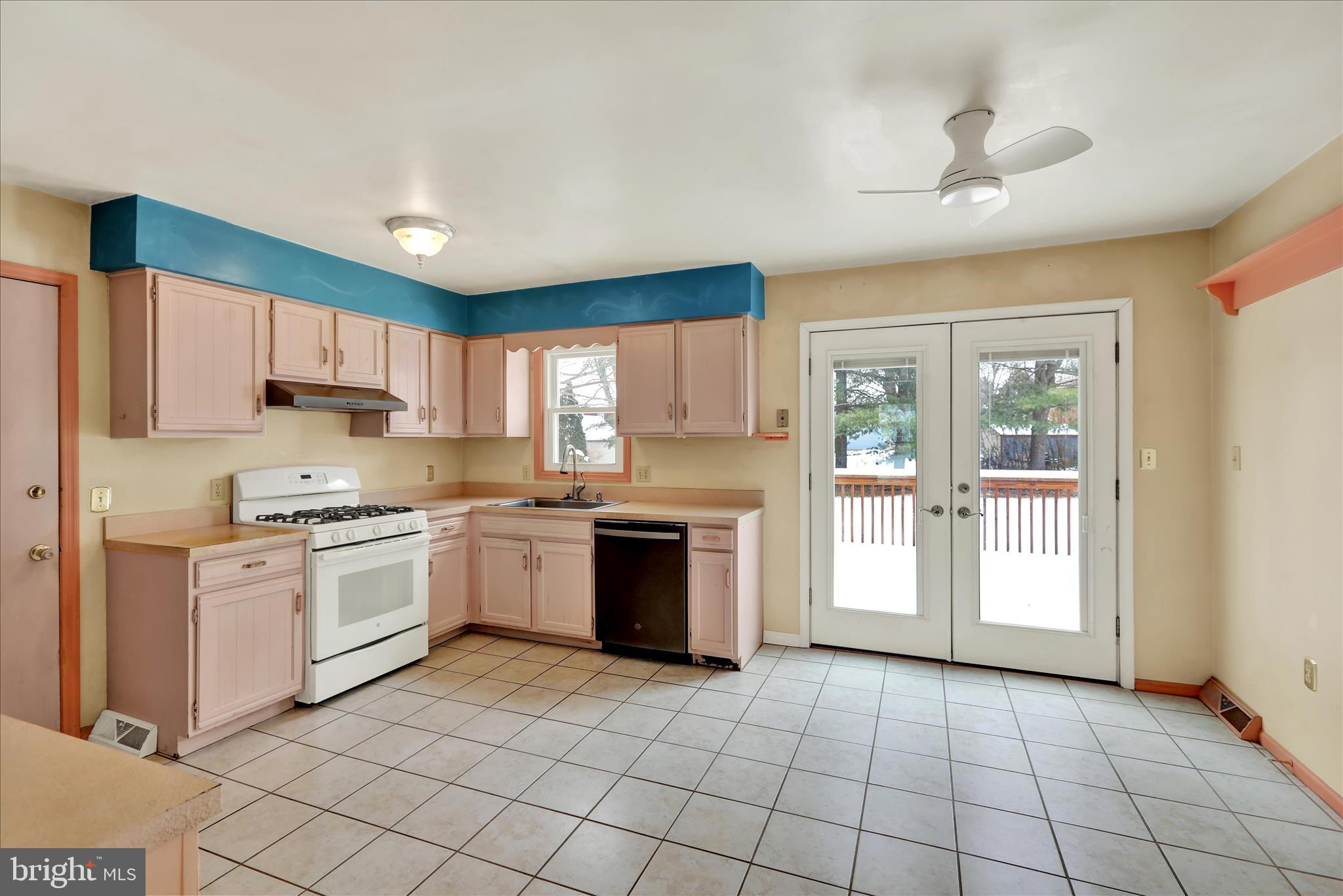 438 Coach House Lane Lititz, PA 17543 - Photo 12 of 47 Kitchen