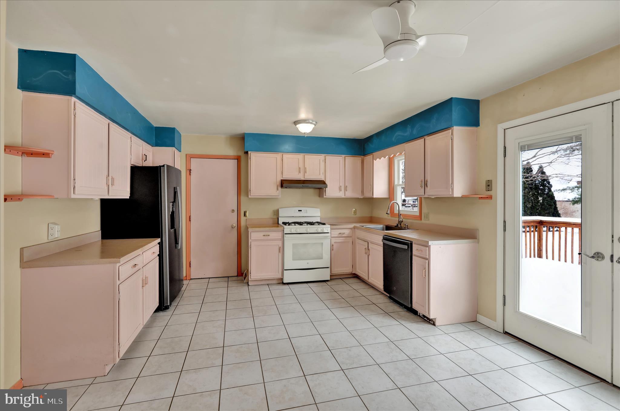 438 Coach House Lane Lititz, PA 17543 - Photo 13 of 47 Kitchen