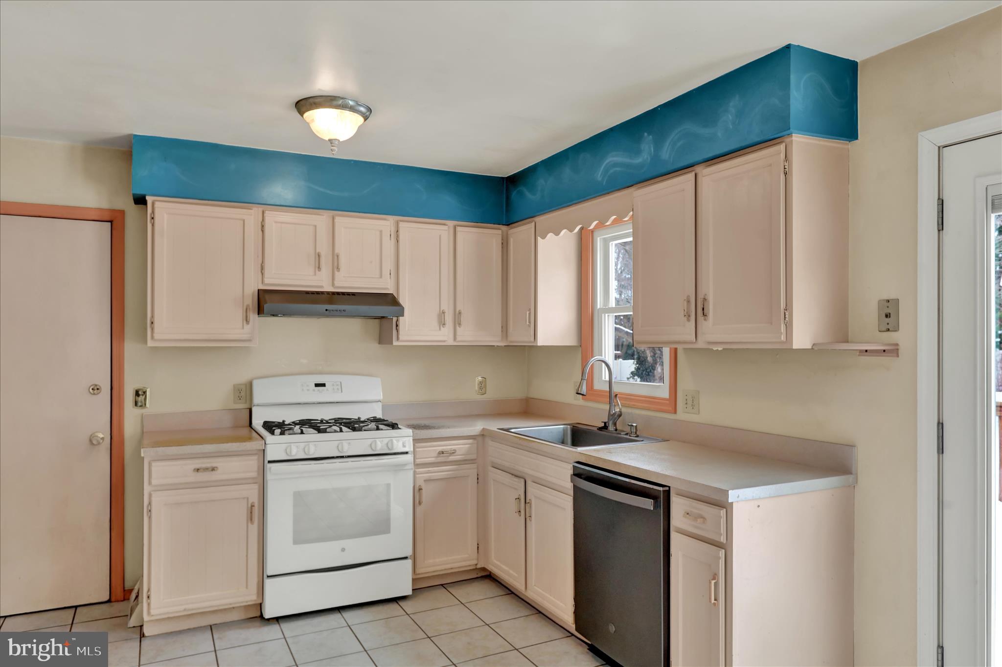 438 Coach House Lane Lititz, PA 17543 - Photo 14 of 47 Kitchen