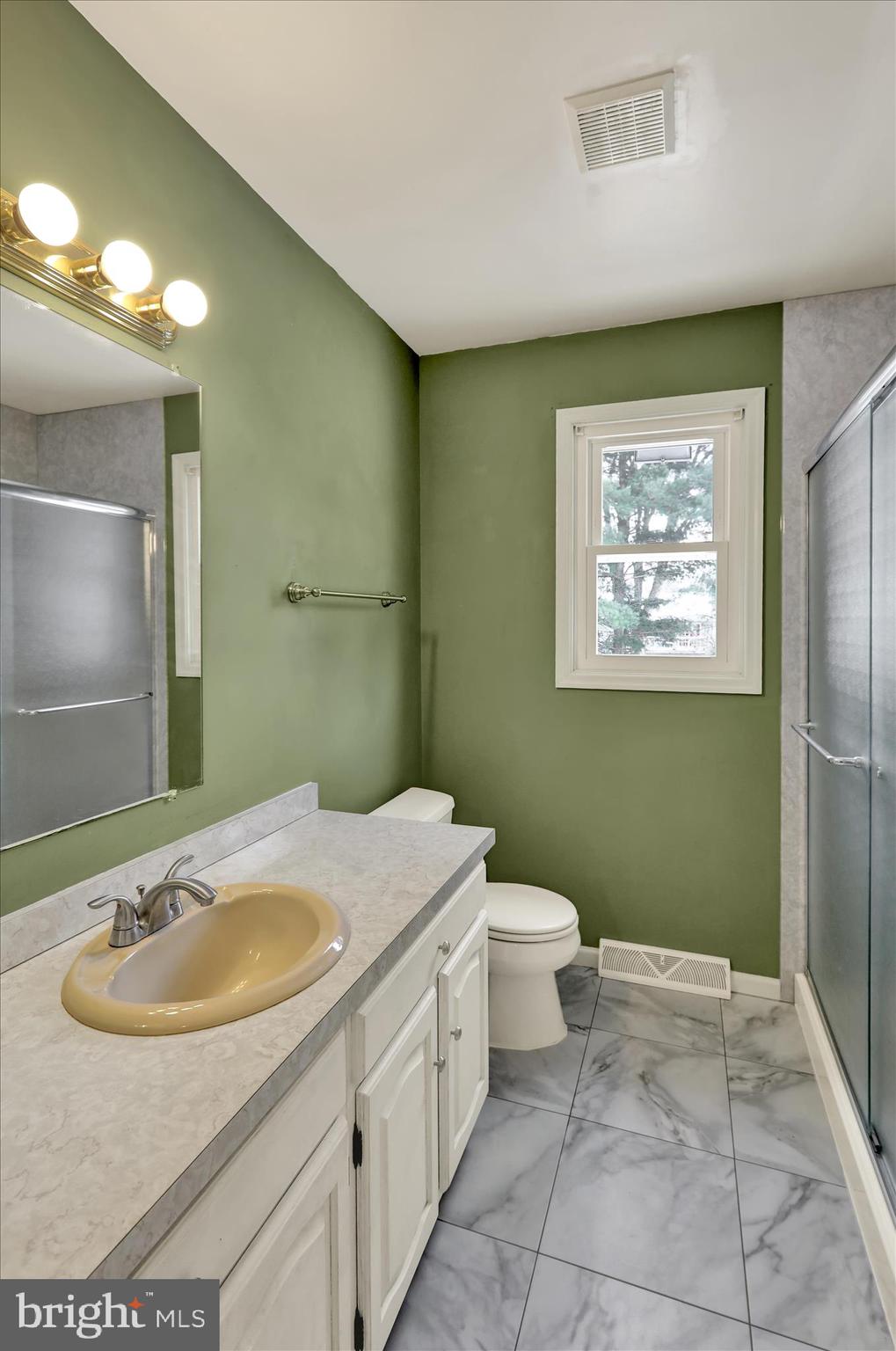 438 Coach House Lane Lititz, PA 17543 - Photo 27 of 47 Hall Bathroom