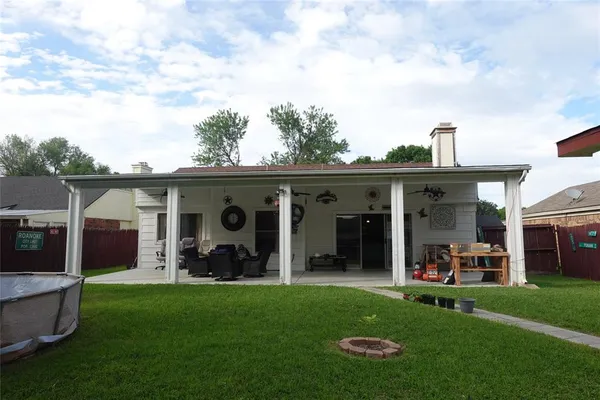 a front view of house with yard