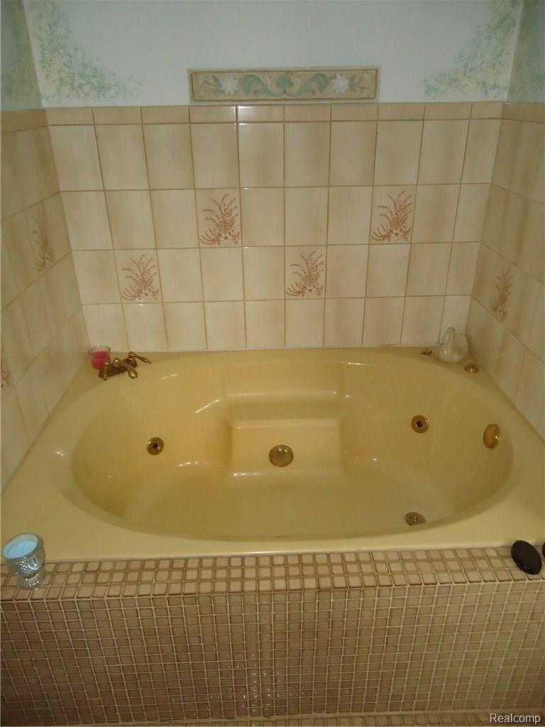 19630 Middlebelt Road Romulus, MI 48174 - Photo 31 of 53 JETTED TUB IN MASTER BATH
