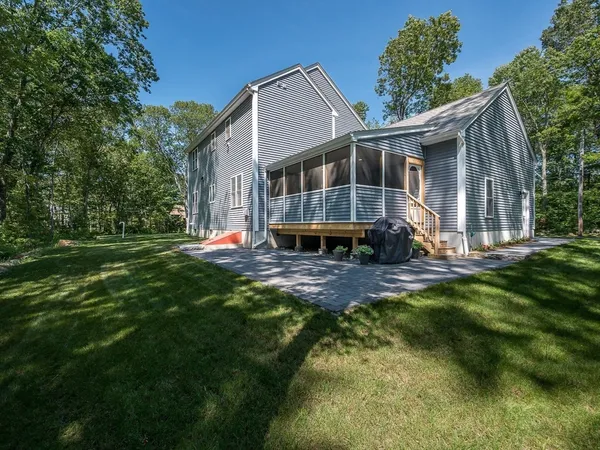 $750,000 | 85 East Street, Uxbridge, MA 01569