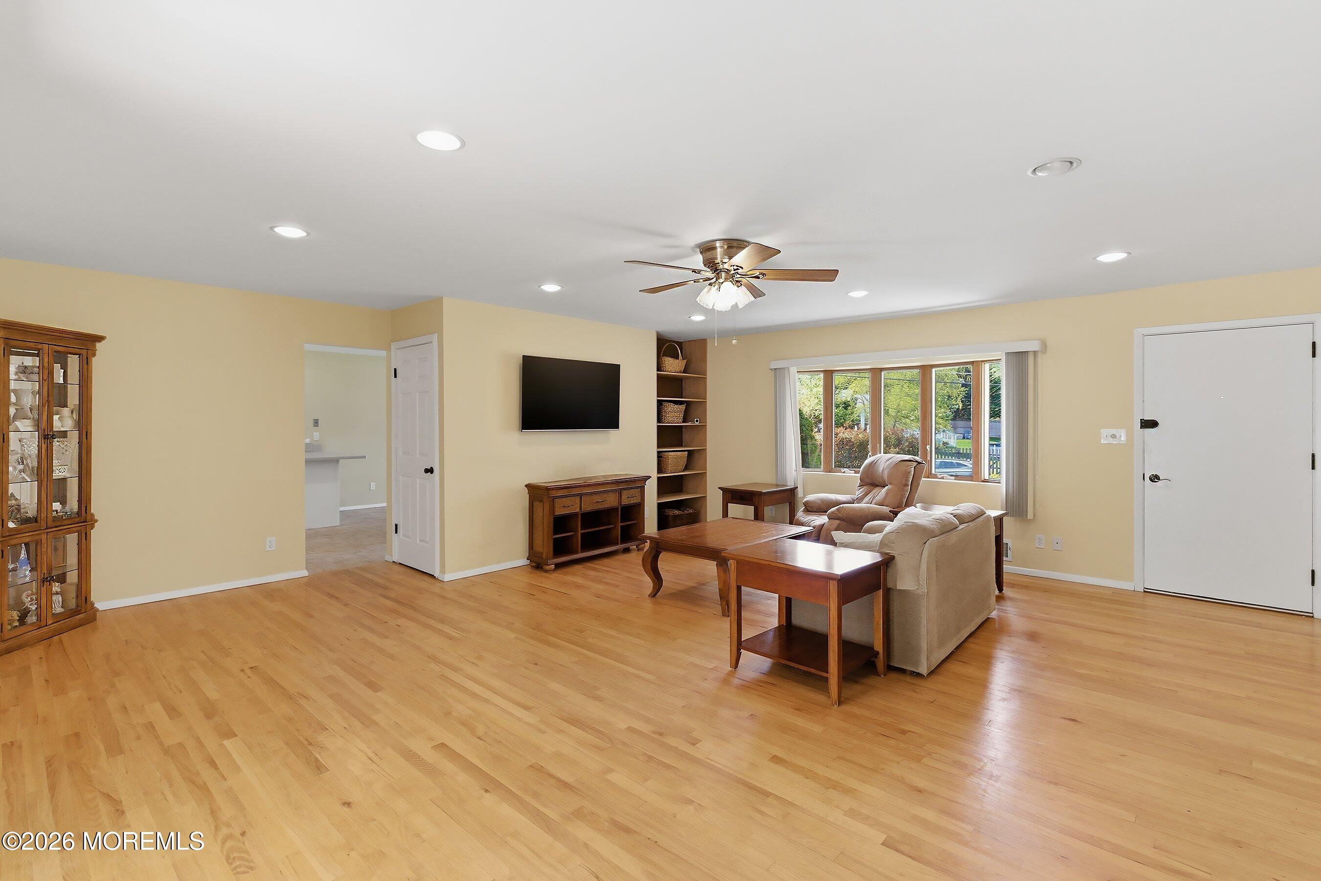 5 Lone Oak Road Middletown, NJ 07748 - Photo 4 of 23 04-Living 1A