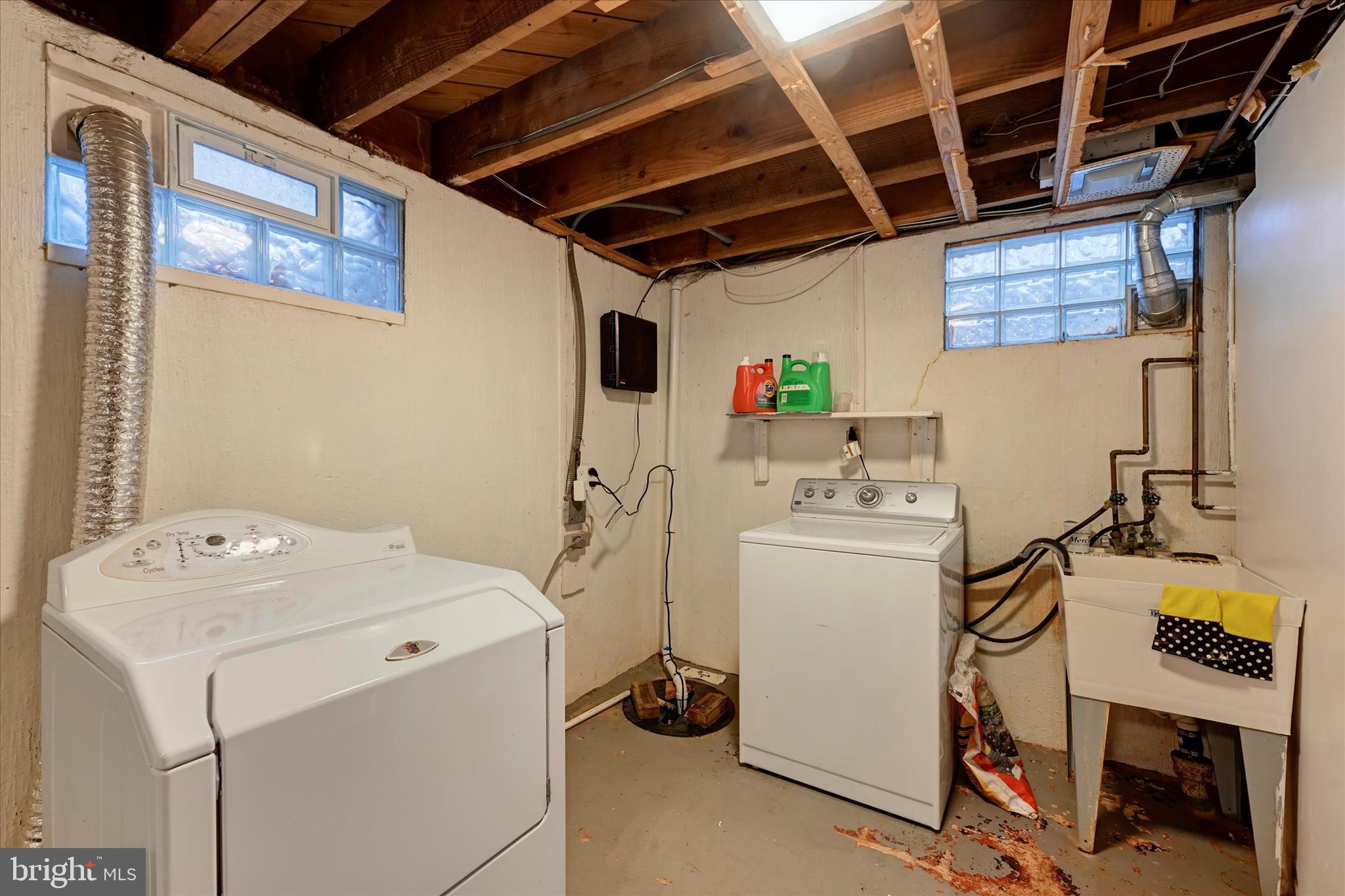 1813 Hanford Road Rosedale, MD 21237 - Photo 22 of 39 a utility room with dryer and washer