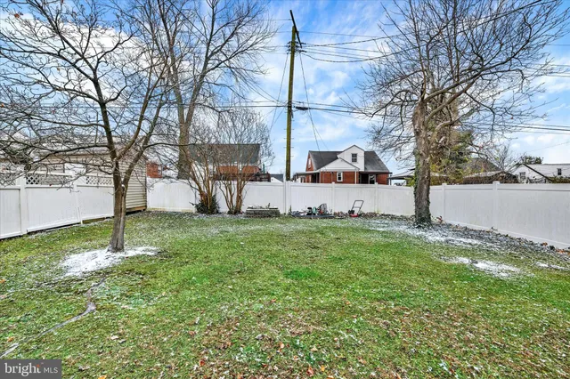 a view of a house with backyard and tree