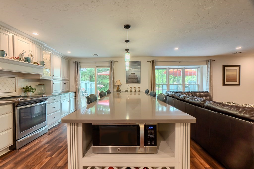 102 Ridgefield Circle, Unit B Clinton, MA 01510 - Photo 2 of 17 Gallery Image 2
