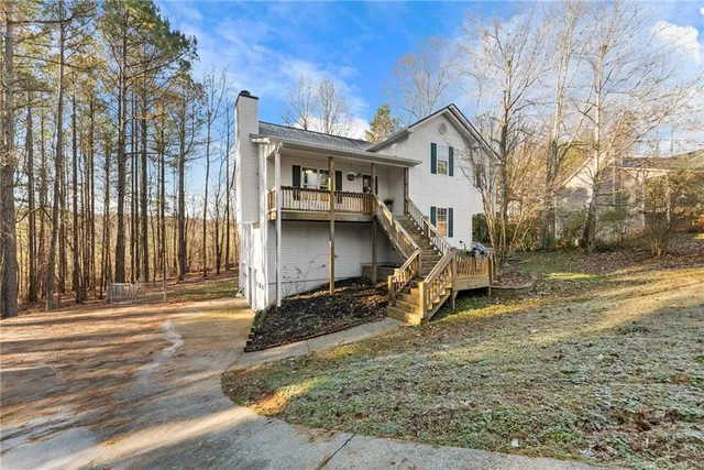 a view of a house with a yard