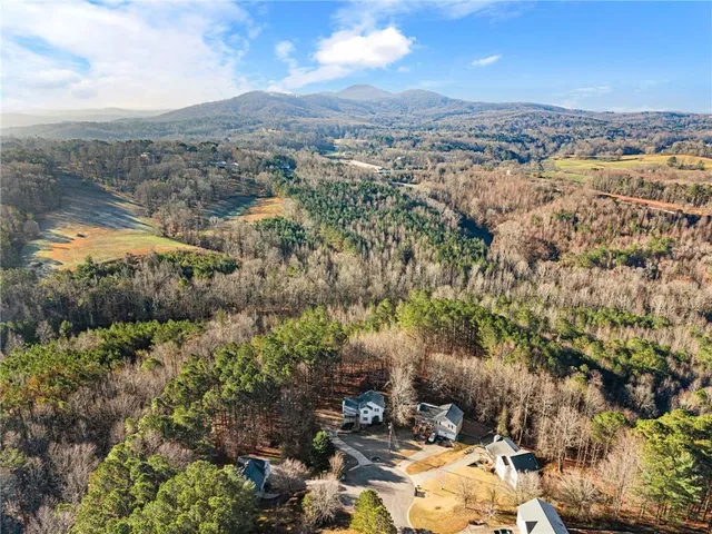 a view of a house with backyard