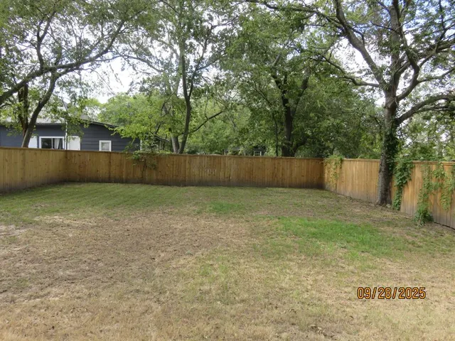 a view of a backyard