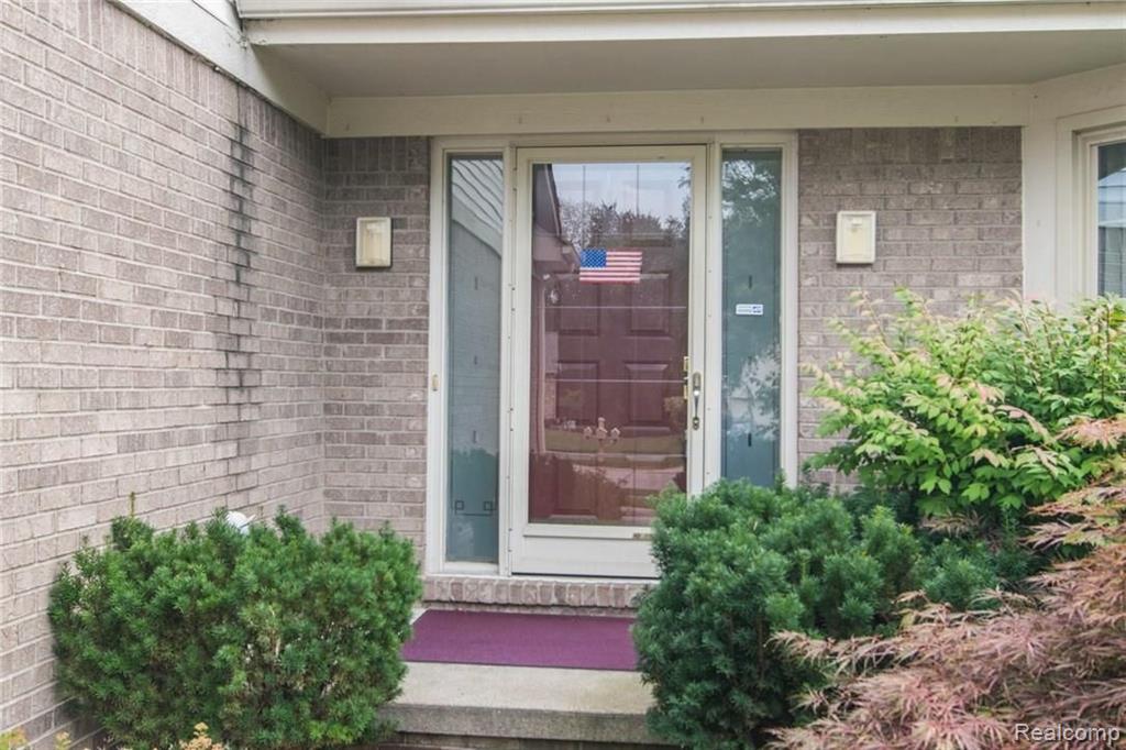42571 Wimbleton Way Novi, MI 48377 - Photo 2 of 52
