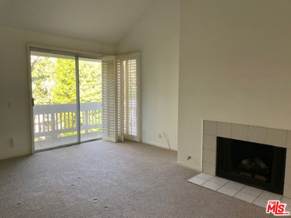 4338 Redwood Avenue, Unit B313 Marina del Rey, CA 90292 - Photo 15 of 31 a view of an empty room with a fireplace and a window