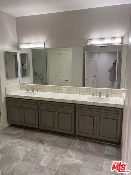 4338 Redwood Avenue, Unit B313 Marina del Rey, CA 90292 - Photo 18 of 31 a bathroom with a sink and a mirror