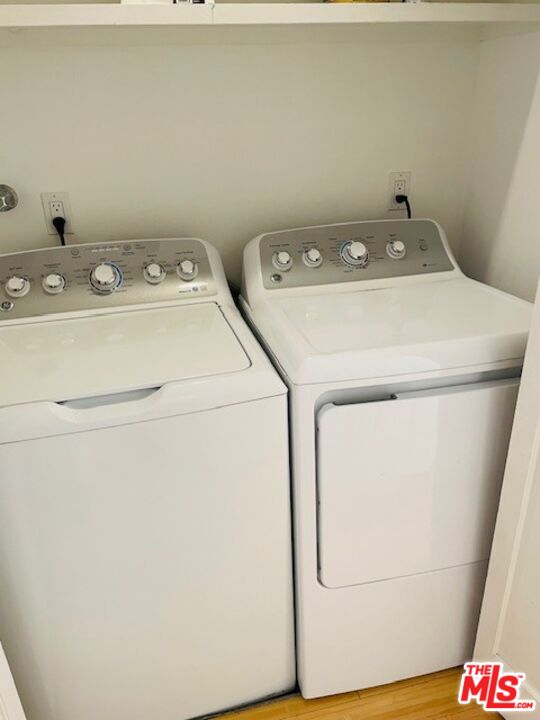 4338 Redwood Avenue, Unit B313 Marina del Rey, CA 90292 - Photo 26 of 31 a utility room with dryer and washer