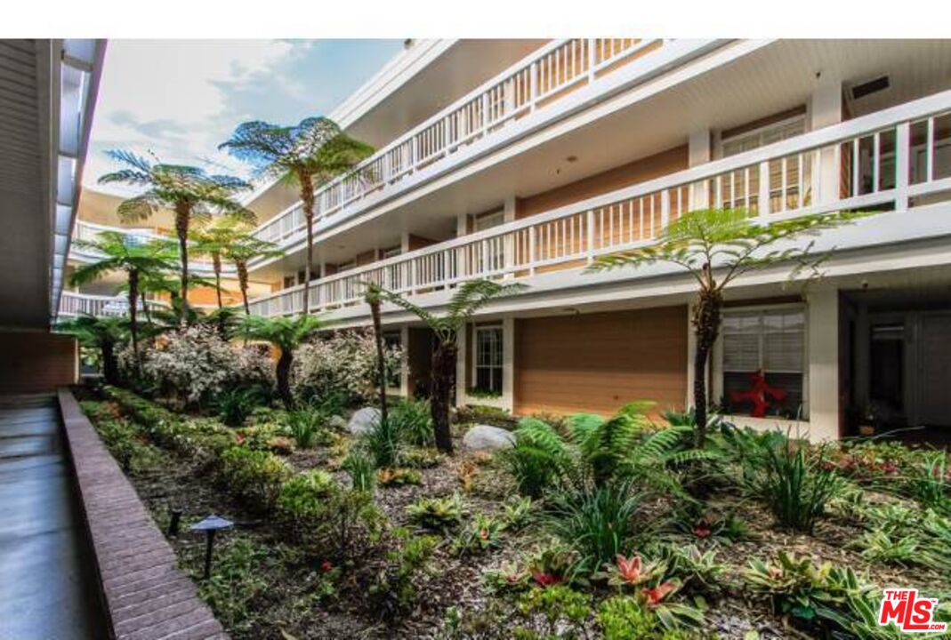 4338 Redwood Avenue, Unit B313 Marina del Rey, CA 90292 - Photo 28 of 31 a front view of a building with a garden