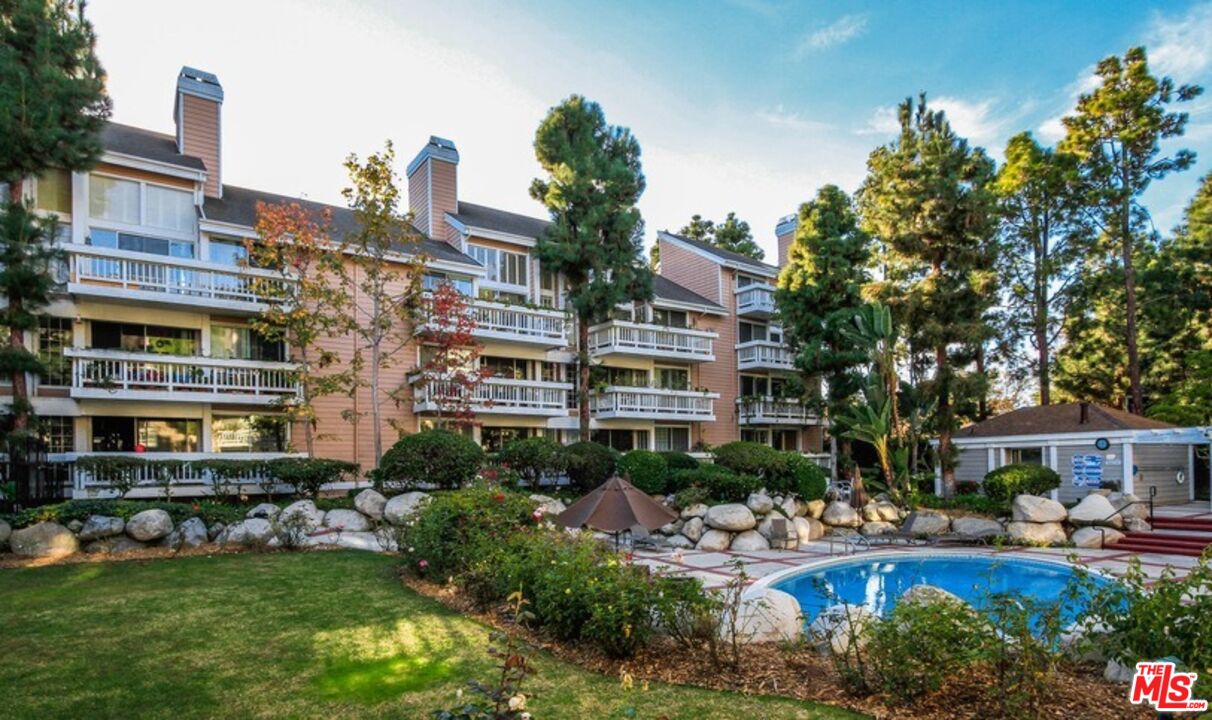 4338 Redwood Avenue, Unit B313 Marina del Rey, CA 90292 - Photo 29 of 31 a view of a house with swimming pool