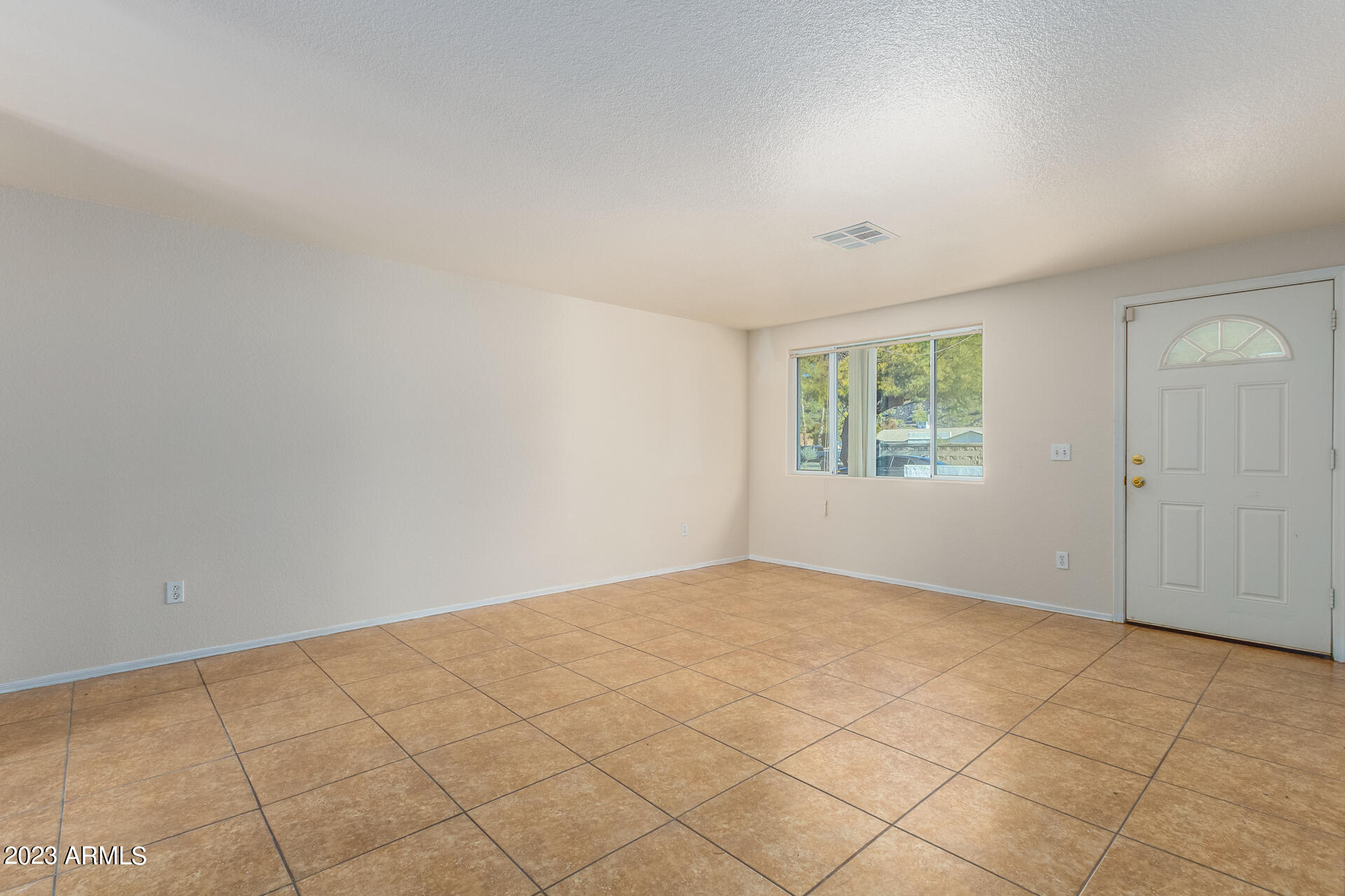 1541 West Thunderbird Road Phoenix, AZ 85023 - Photo 3 of 23 living room