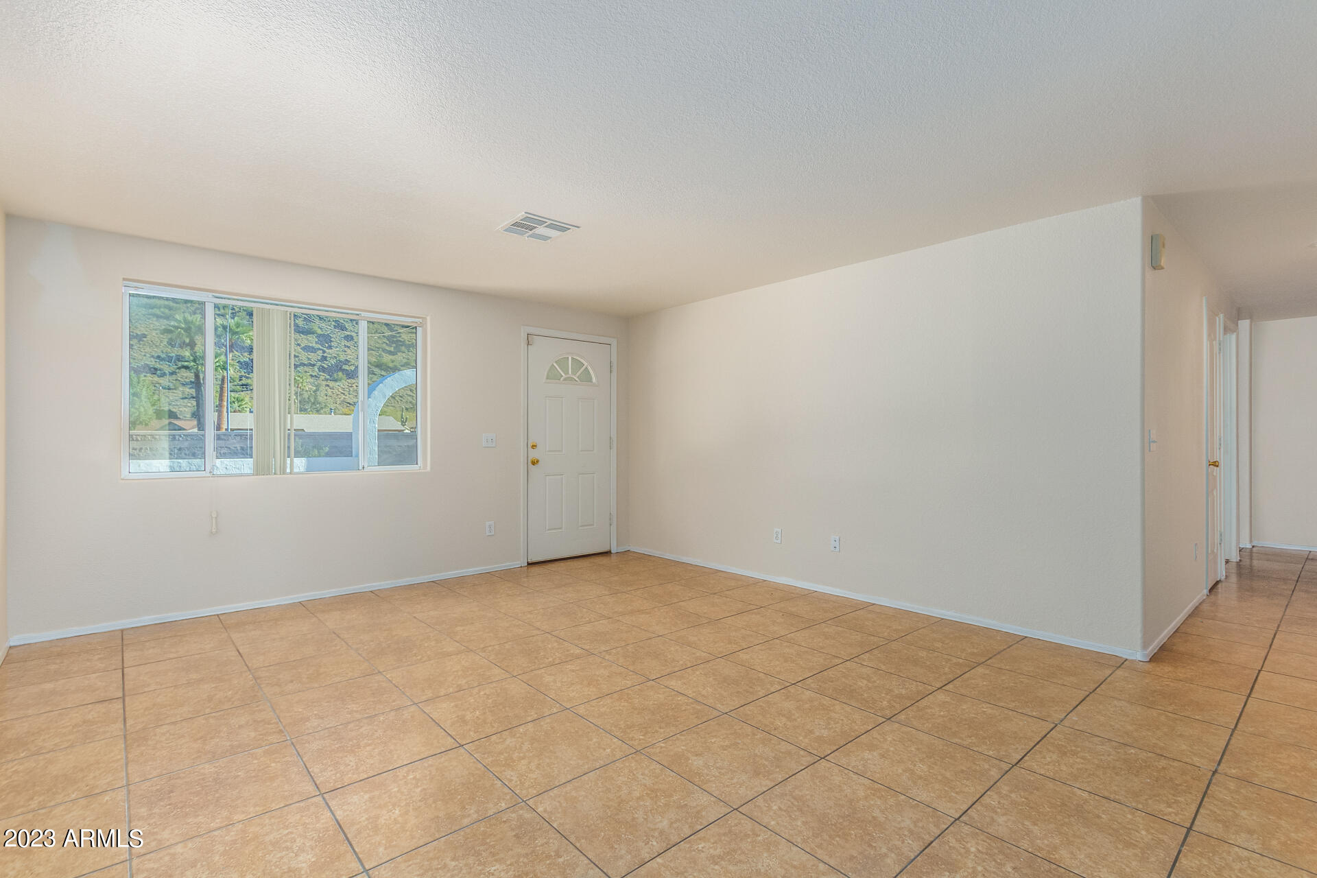 1541 West Thunderbird Road Phoenix, AZ 85023 - Photo 4 of 23 living room