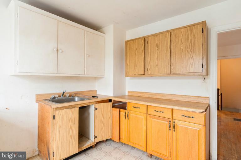 7227 Harford Road Baltimore, MD 21234 - Photo 17 of 23 Kitchen