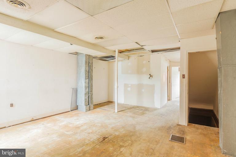 7227 Harford Road Baltimore, MD 21234 - Photo 20 of 23 Living Room