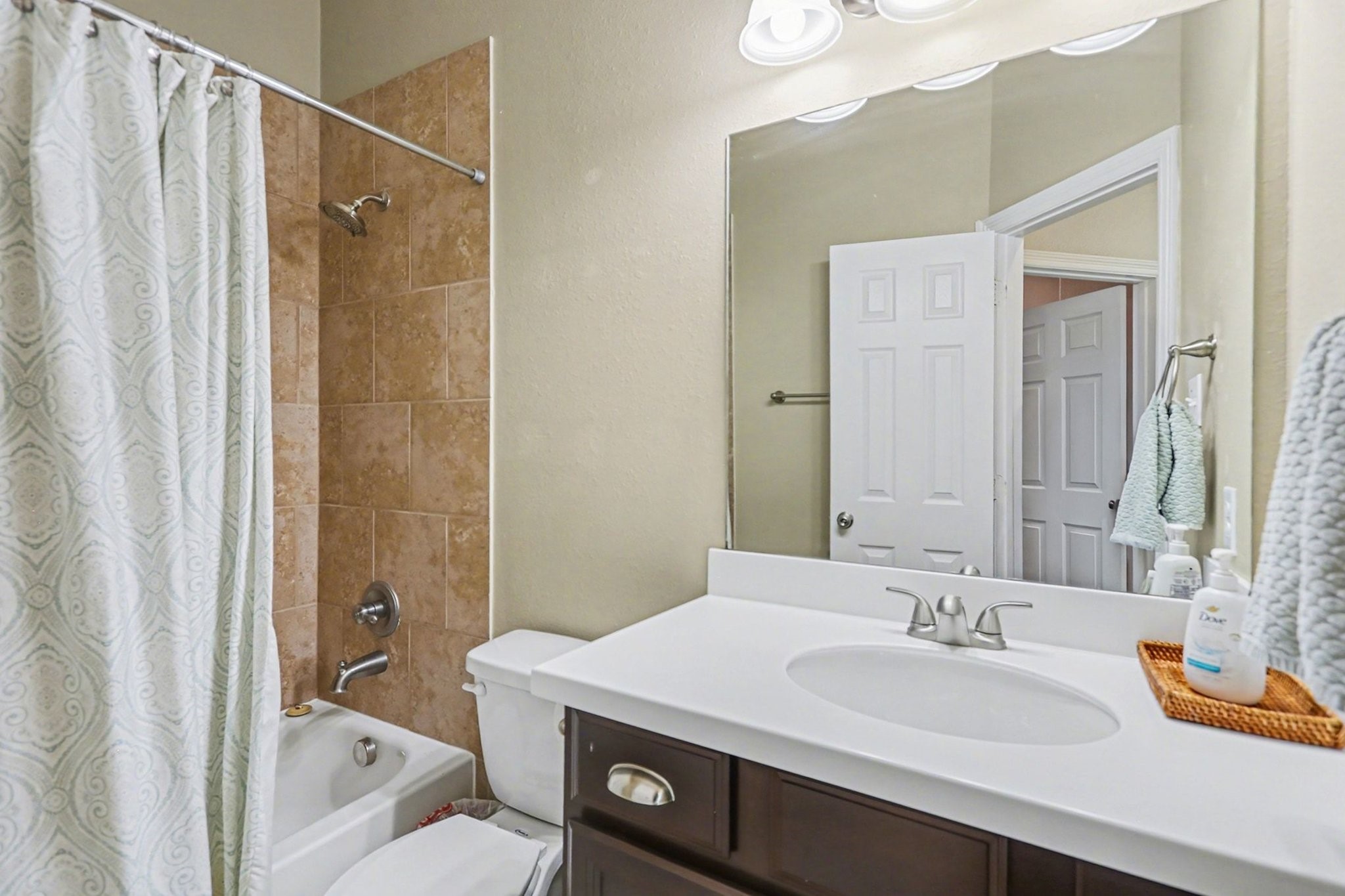 27006 Cliff Pointe Lane Katy, TX 77494 - Photo 29 of 34 Clean and functional full bath with tile tub surround, neutral finishes, and ample counter space—perfectly positioned for guests or secondary bedrooms.