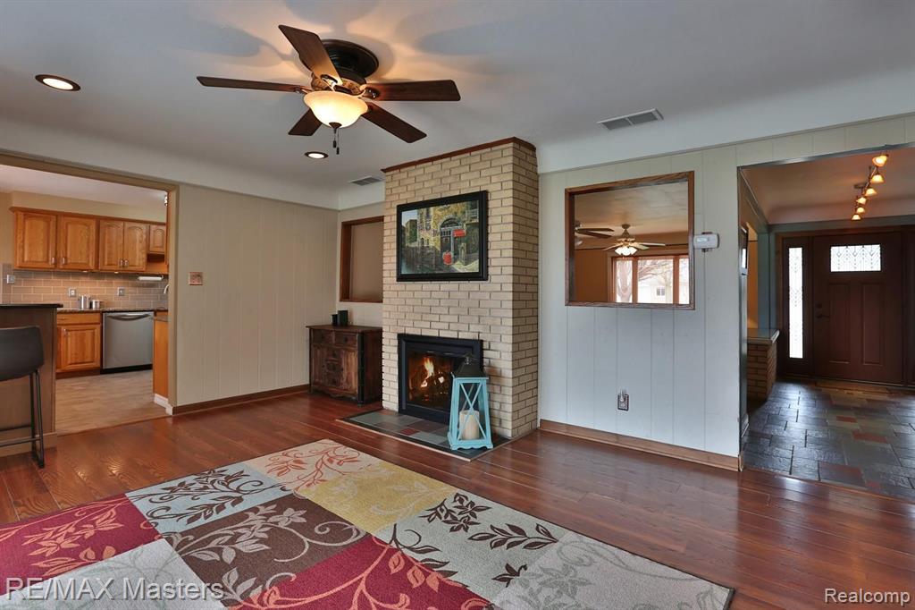 29850 Pointe Drive Gibraltar, MI 48173 - Photo 10 of 20