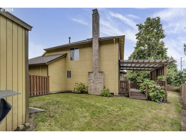 a view of a back yard