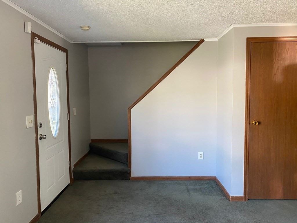 89 Crest Circle Worcester, MA 01603 - Photo 4 of 38