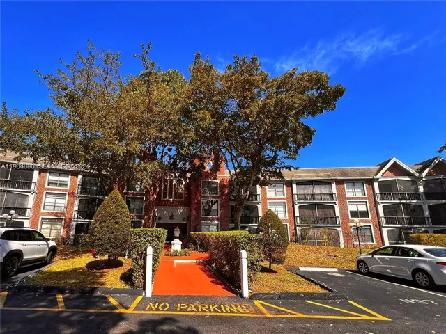 $1,500 | 3760 Inverrary Drive, Unit 2R, Lauderhill, FL 33319