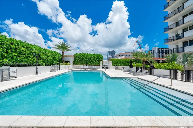 a view of an house with backyard