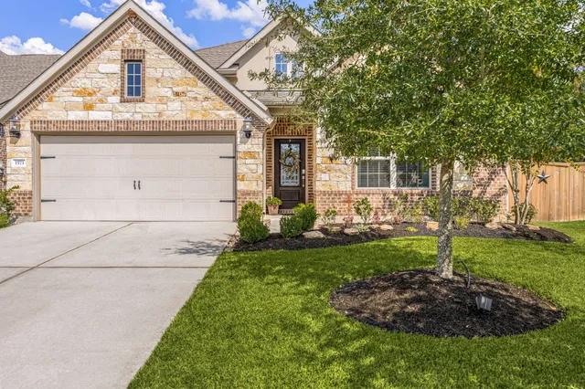 a view of a house with backyard and garden