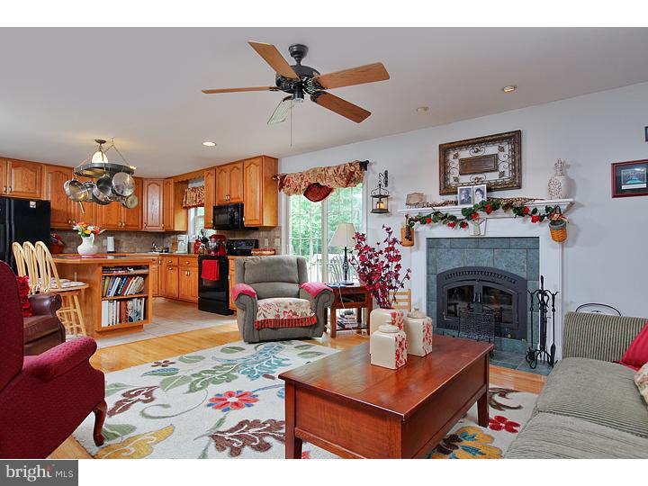 211 Haines Neck Road Mannington, NJ 08079 - Photo 4 of 18 Living Room